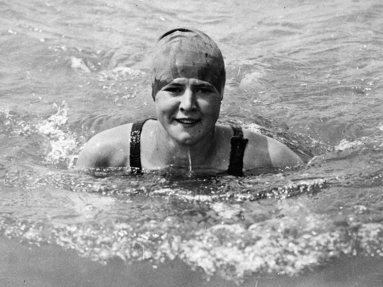 Trudy Ederle - die erste Frau, die durch den Ärmelkanal geschwommen ist.