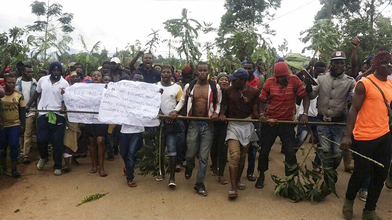 Demonstranten mit Protestplakaten in Bamenda im englischsprachigen Teil Kameruns. Einige Tausend protestierten im September 2017 gegen die angebliche Diskrimierung durch die französischsprachige Bevölkerungsmehrheit und gegen ein von den Behörden verhängtes Demonstrationsverbot / AFP PHOTO / STRINGER