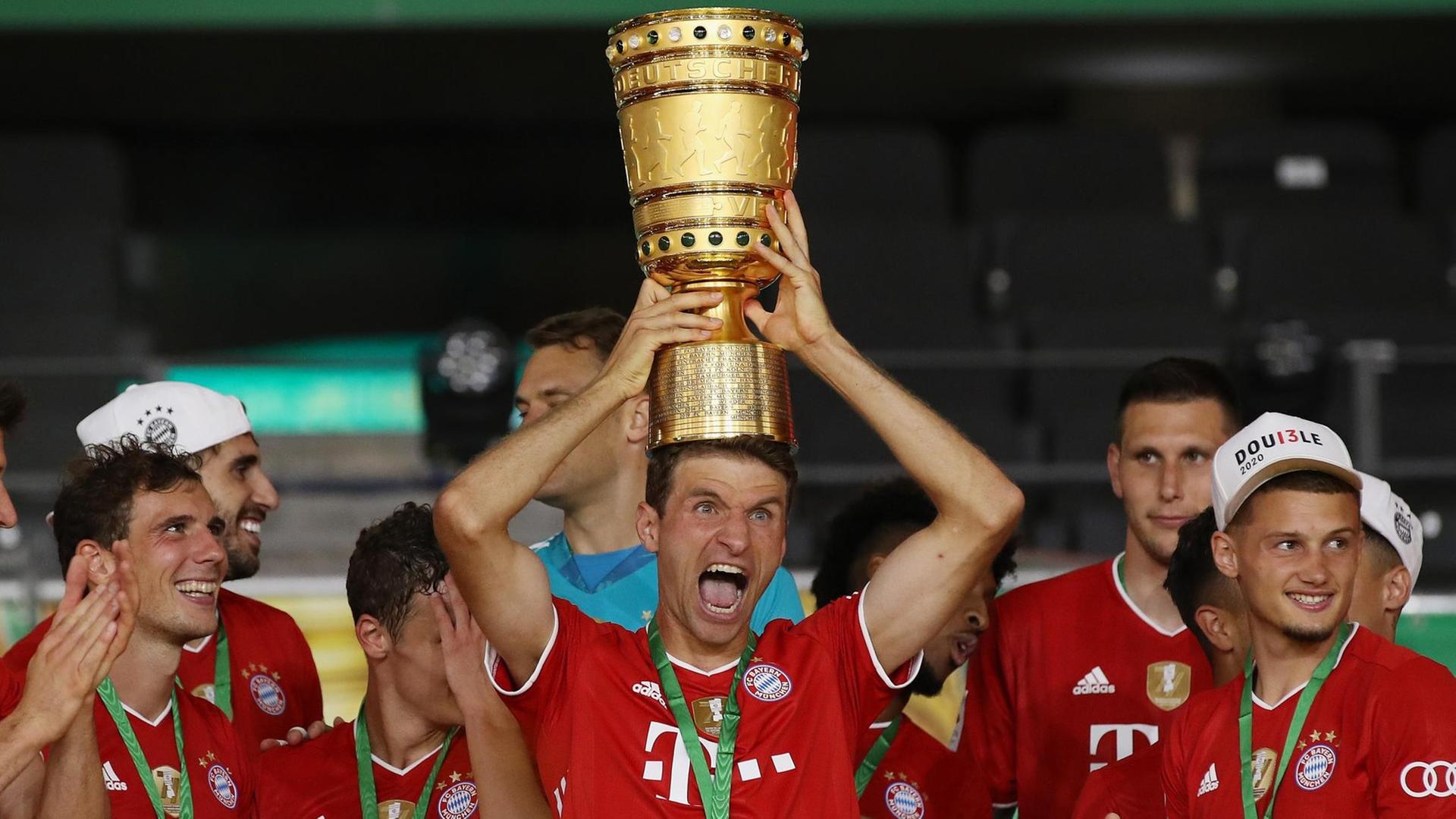 Thomas Müller hat sich sehr über den Pokal gefreut