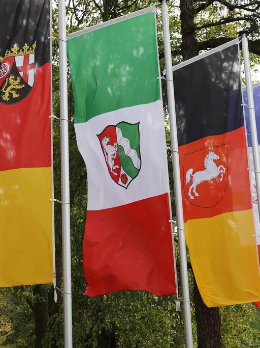 Fahnen der Bundesländer wehen im Wind