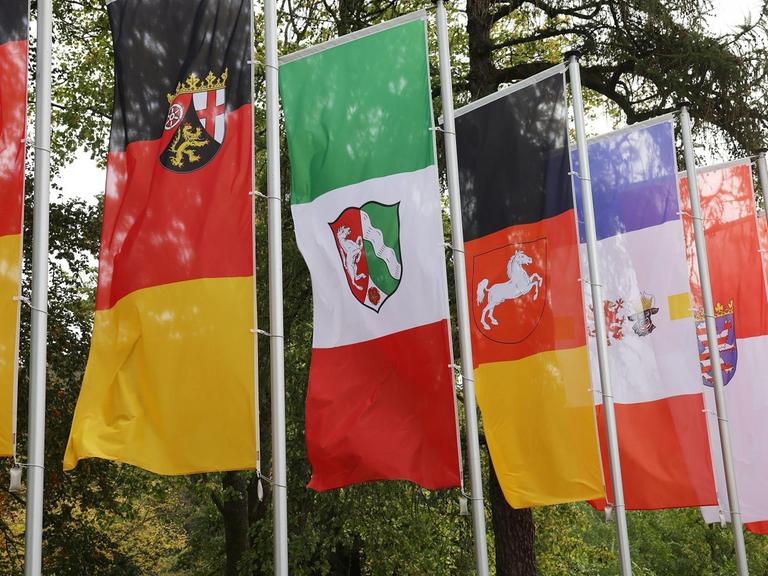 Fahnen der Bundesländer wehen im Wind