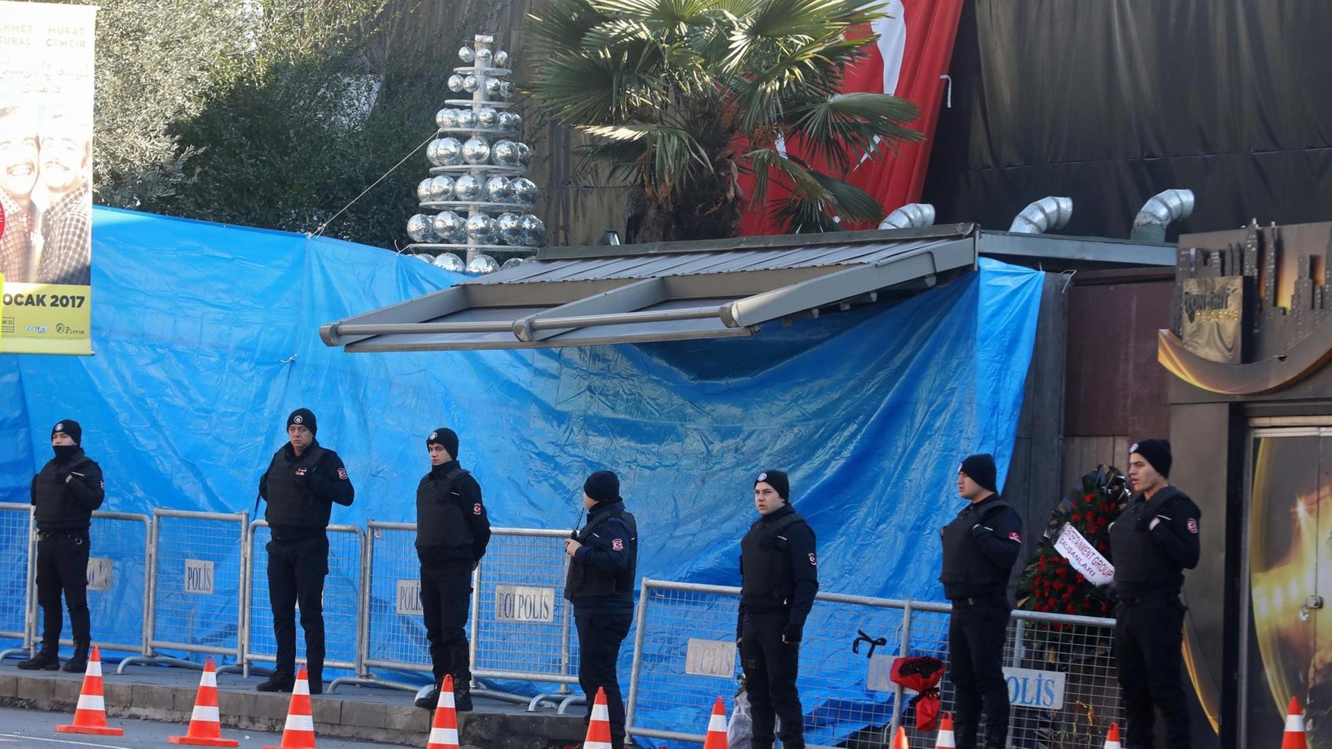 Polizisten vor dem Nachtclub Reina in Istanbul zwei Tage nach dem tödlichen Anschlag.