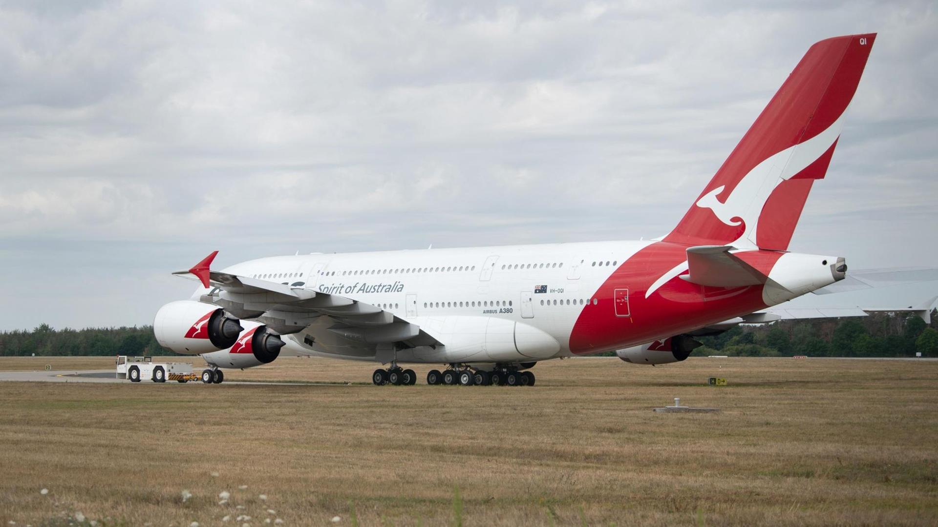 Ein Airbus A380 der australischen Fluggesellschaft Qantas wird nach der Landung auf dem Flughafen Dresden über die Rollbahn gezogen. Ein Airbus A380 der australischen Fluggesellschaft Qantas wird nach der Landung auf dem Flughafen Dresden über die Rollbahn gezogen.