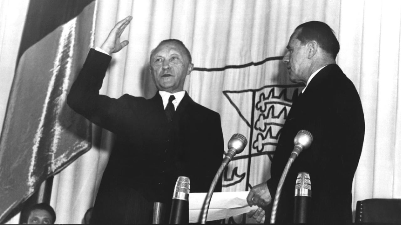 Dr. Konrad Adenauer (CDU) wird am 20. September 1949 durch Bundestagspräsident Dr. Erich Köhler zum ersten Kanzler der Bundesrepublik Deutschland vereidigt.