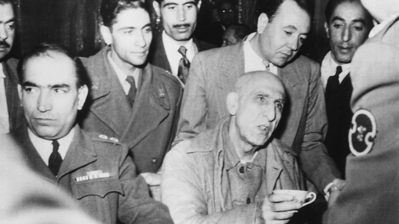 Der gestürzte iranische Mohammed Mossadegh Premierminister 1953 vor Gericht.