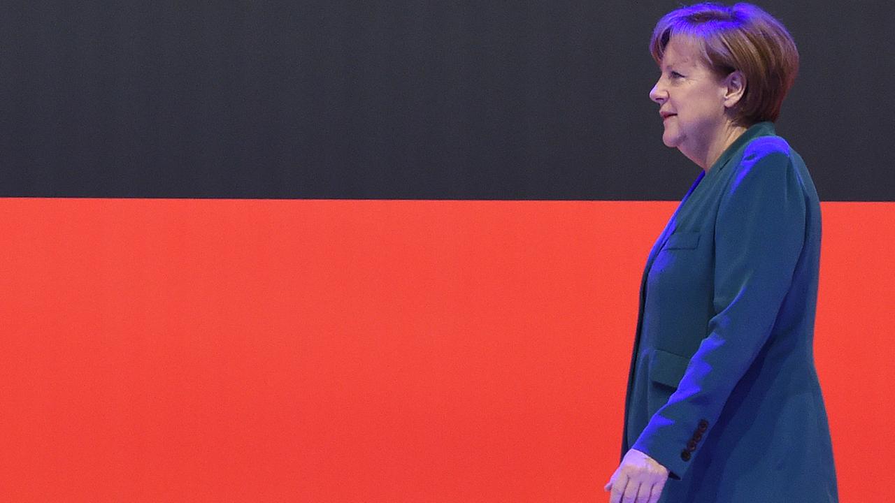 Bundeskanzlerin Angela Merkel (CDU) vor einer Deutschland-Flagge