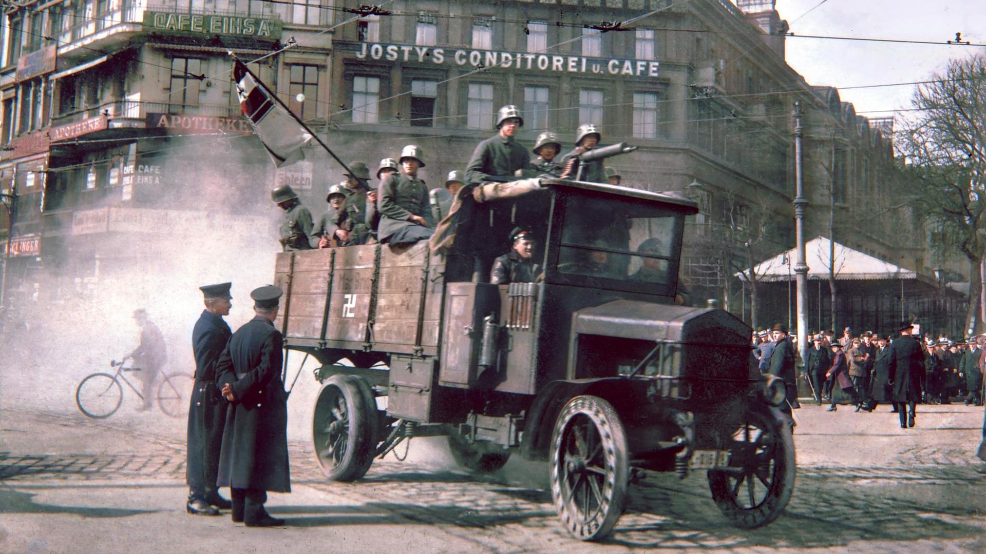 Ein nachkolorierte, historische Aufnahme vom März 1920, zeigt eine Gruppe von Putschisten mit Maschinengewehr auf einem LKW, der über den Potsdamer Platz in Berlin fährt.