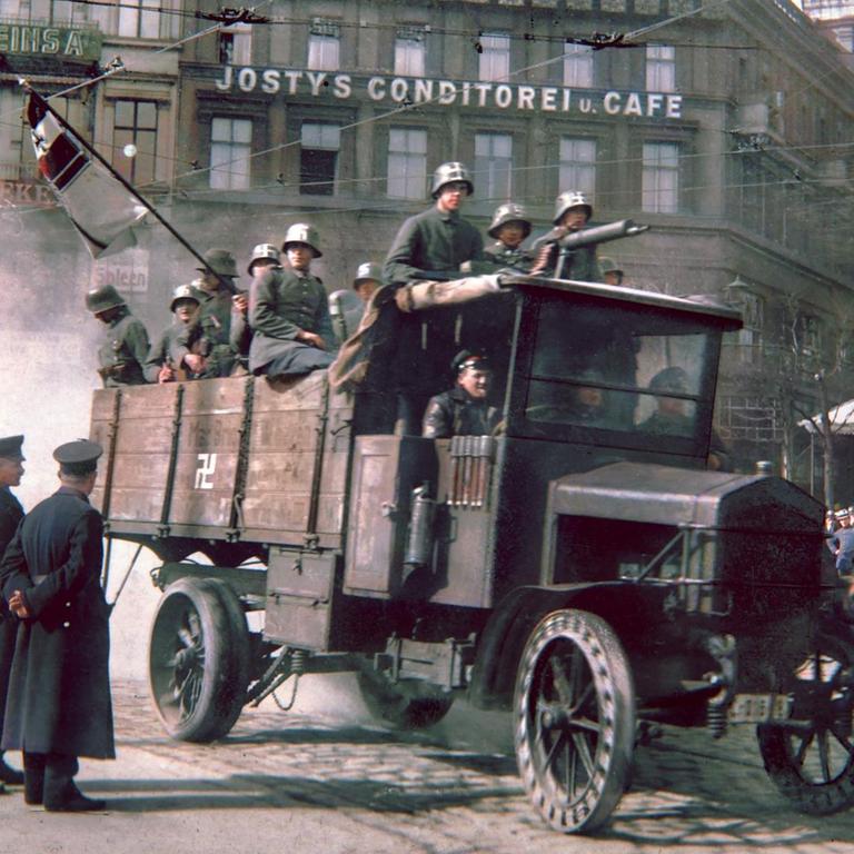 Ein nachkolorierte, historische Aufnahme vom März 1920, zeigt eine Gruppe von Putschisten mit Maschinengewehr auf einem LKW, der über den Potsdamer Platz in Berlin fährt. 