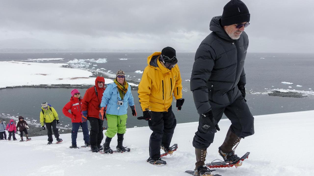Schneeschuhtour am Damoy-Point auf der Wiencke-Insel, Antarktis.