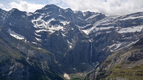 Der Hochgebirgskessel Cirque de Gavarnie in den französischen Pyrenäen an der Grenze zu Spanien, aufgenommen am 06.06.2012. Der Wasserfall hat einen Höhe von über 400m.