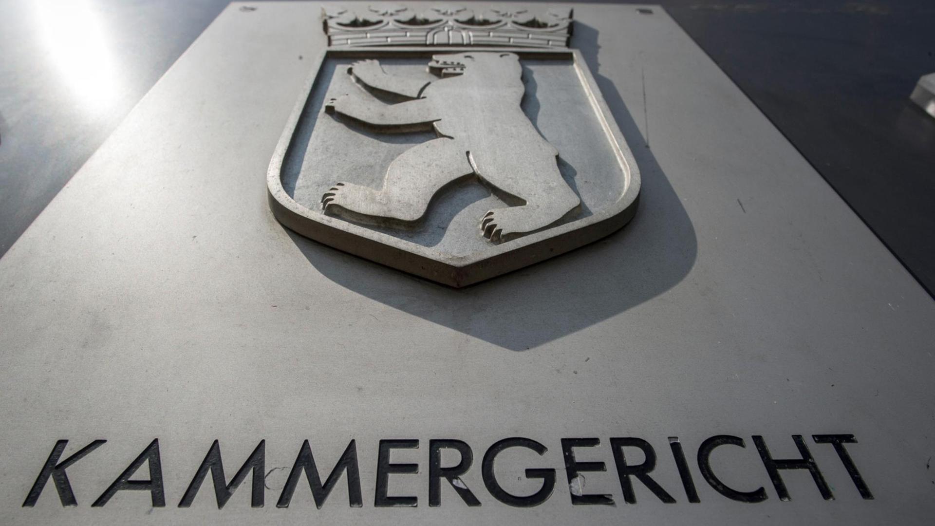Ein Schild mit dem Berliner Wappen und dem Schriftzug "Kammergericht" hängt am Eingang zum Berliner Kammergericht im Heinrich-von- Kleist-Park in Schöneberg.aufgenommen am 24.07.2015. Ein Schild mit dem Berliner Wappen und dem Schriftzug "Kammergericht" hängt am Eingang zum Berliner Kammergericht im Heinrich-von- Kleist-Park in Schöneberg.aufgenommen am 24.07.2015.