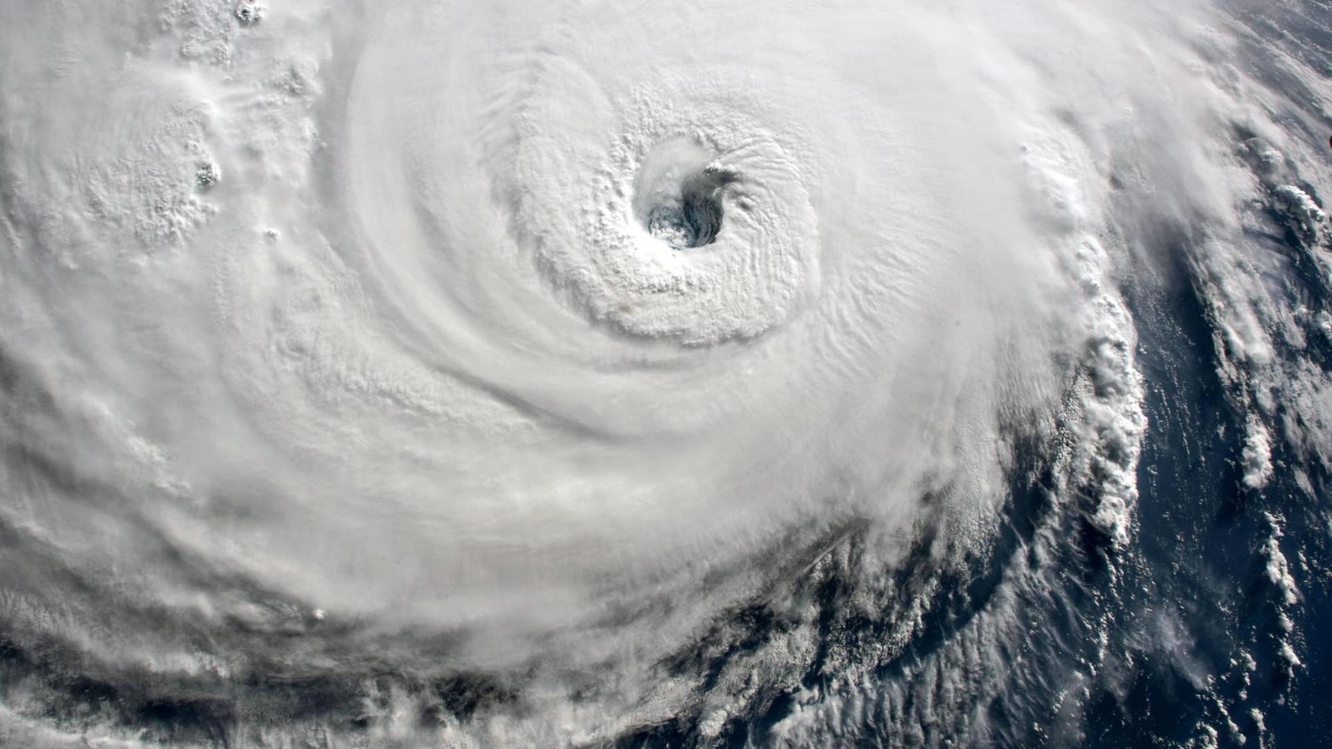 Aufnahme von der ISS auf das Auge eines Hurrikans.