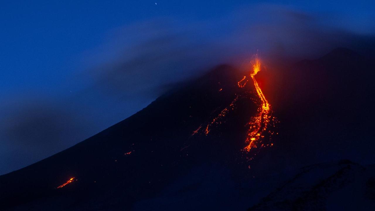 Dezember 2018: Die neue Aktivität des Ätna kündigte sich schon vor Wochen an. Der Vulkan auf Sizilien spuckt bei einem Ausbruch Lava.