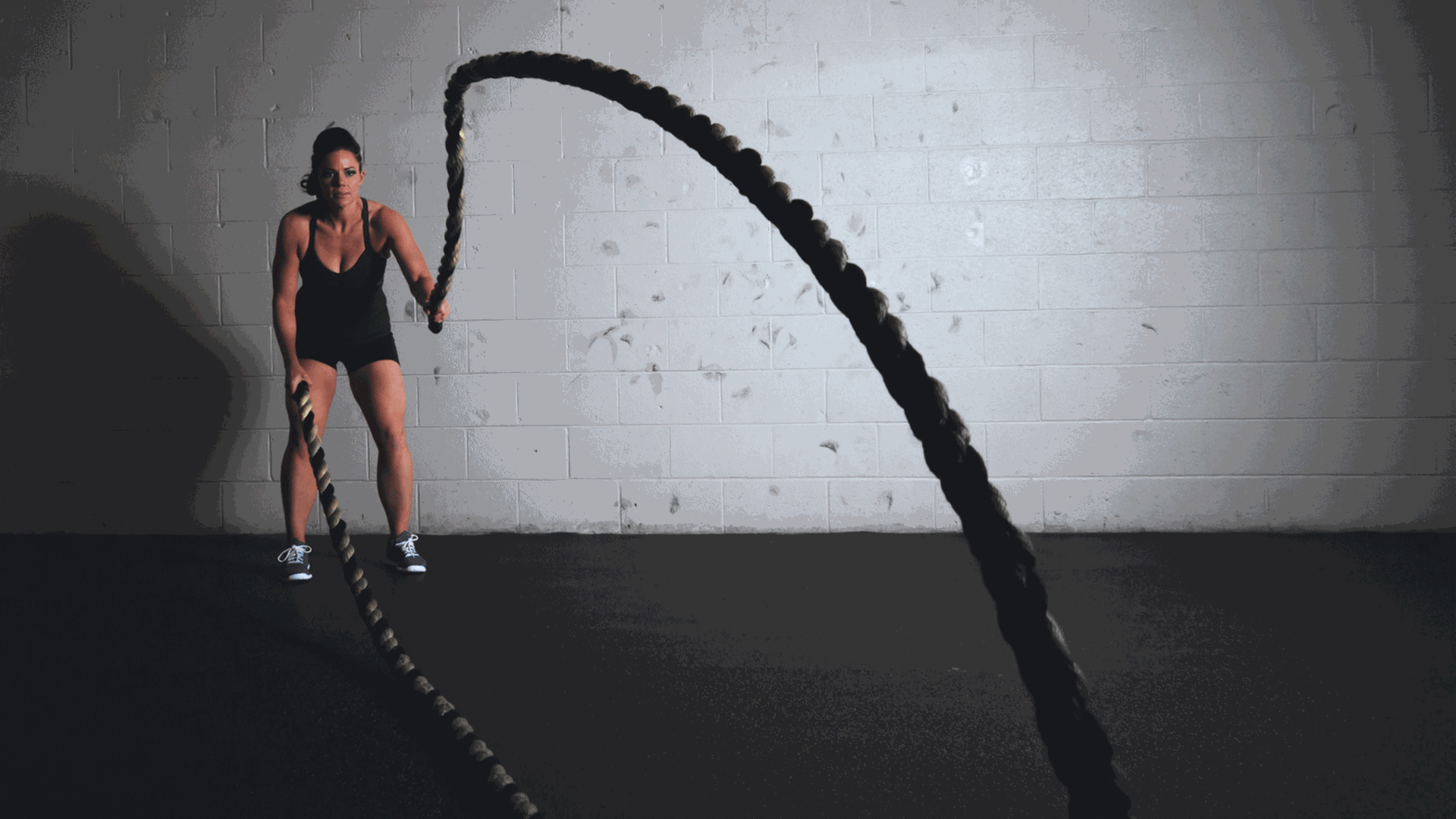Eine Frau trainiert: Schwungtaue werden in der Sportart Crossfit eingesetzt.