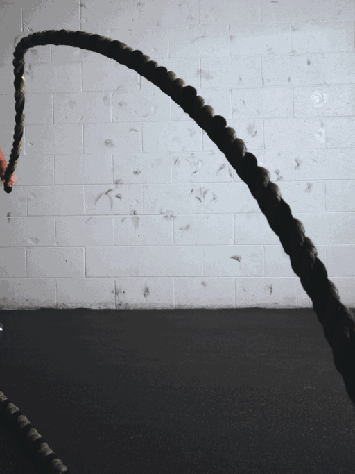 Eine Frau trainiert: Schwungtaue werden in der Sportart Crossfit eingesetzt.