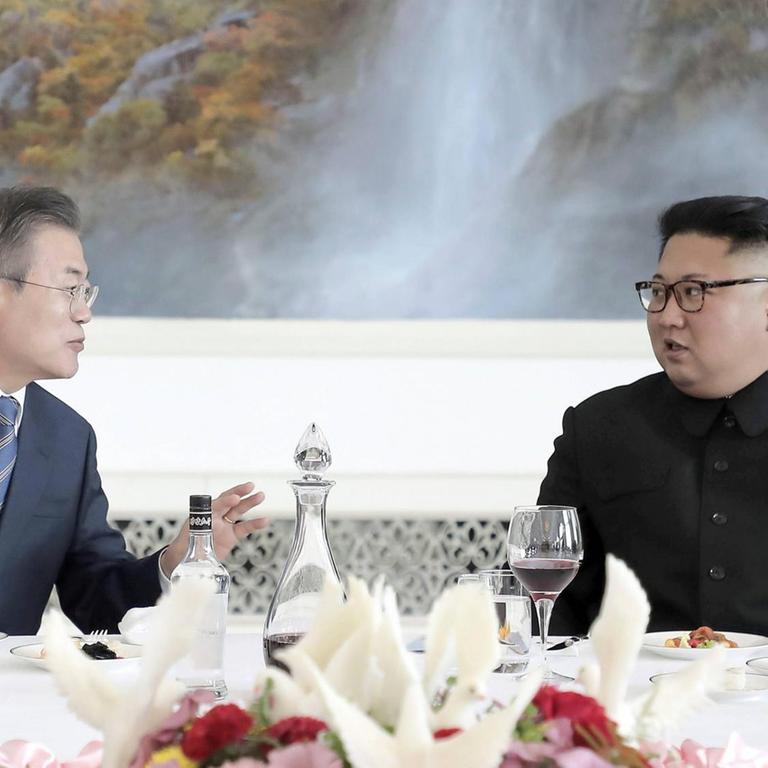 Südkoreas Präsident Moon Jae-In und der nordkoreanische Diktator Kim Jong-Un beim gemeinsamen Lunch im Rahmen des Korea-Gipfels im September 2018. 