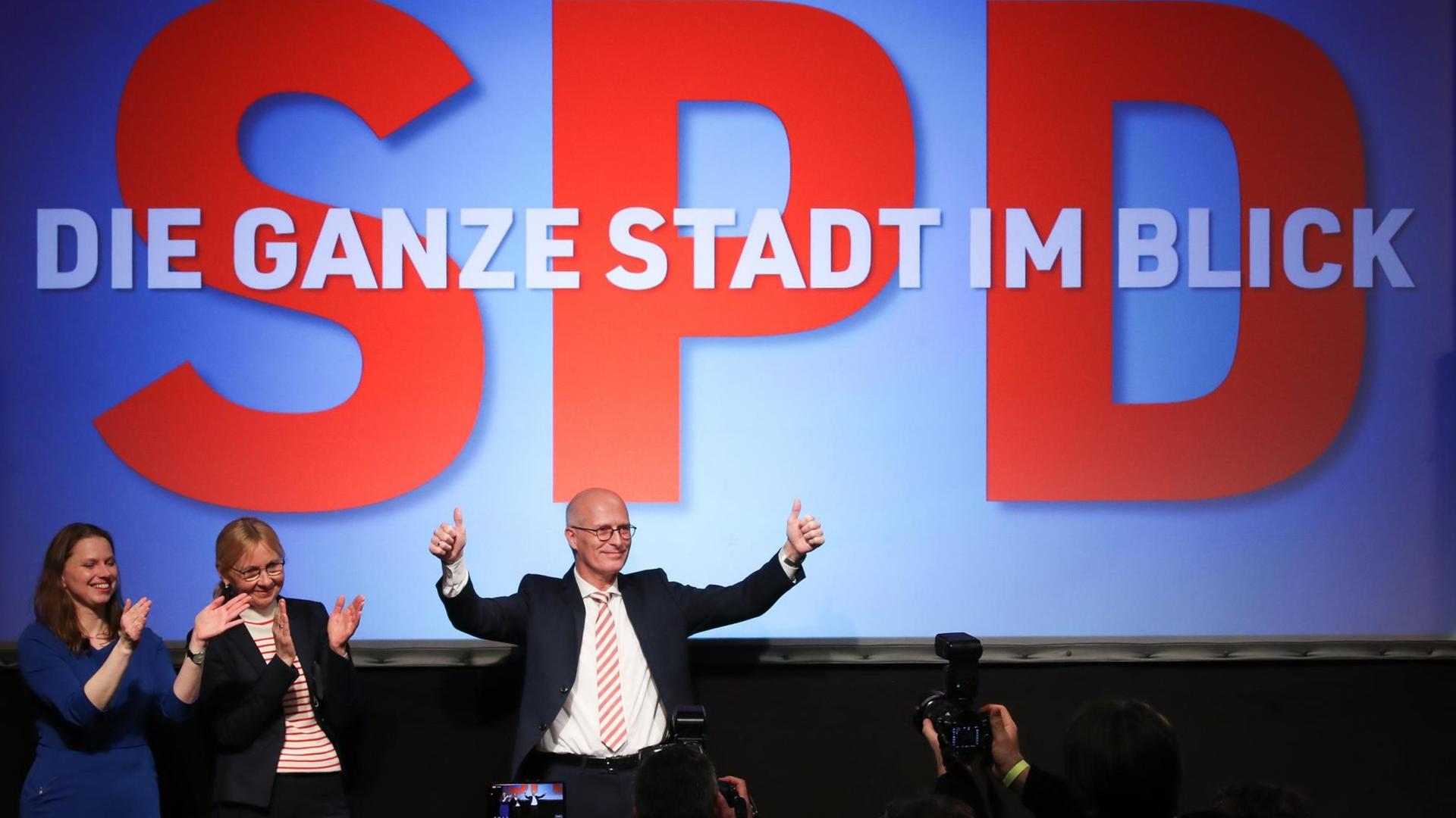 Peter Tschentscher jubelt mit anderen von der SPD.