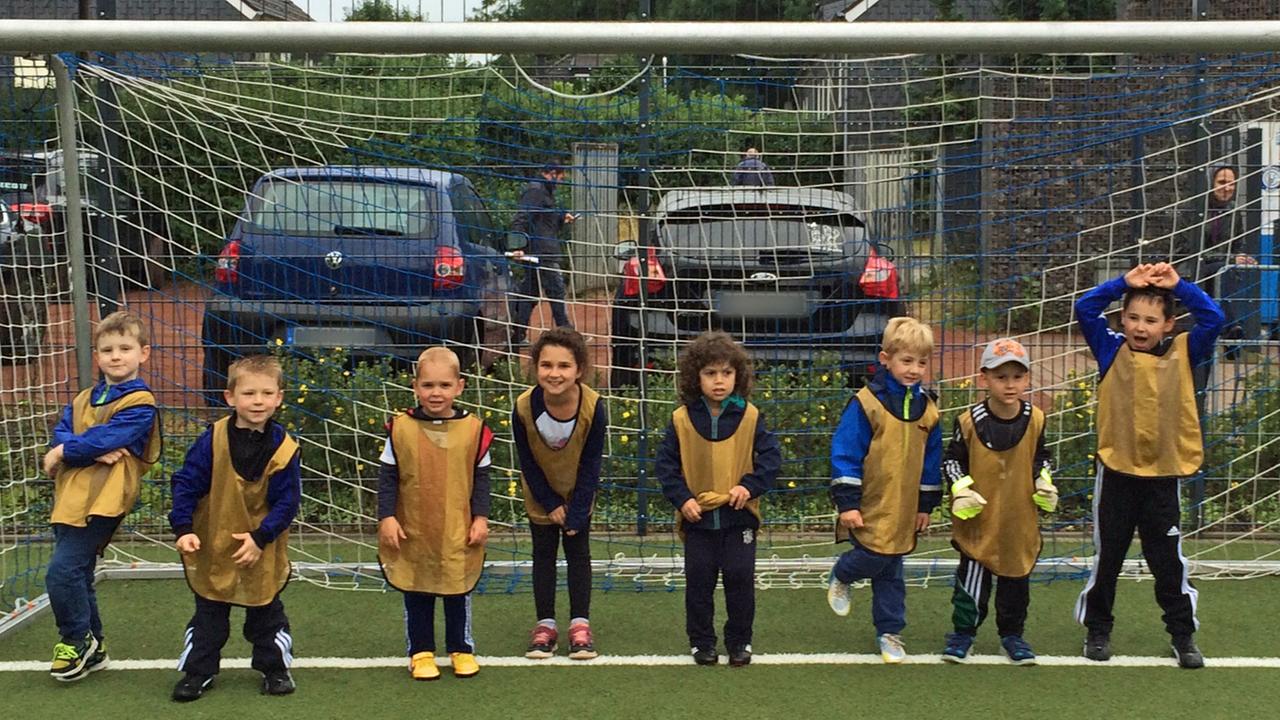Fußballnachwuchs auf der Torlinie: die Bambini-Mannschaft des FC Pesch