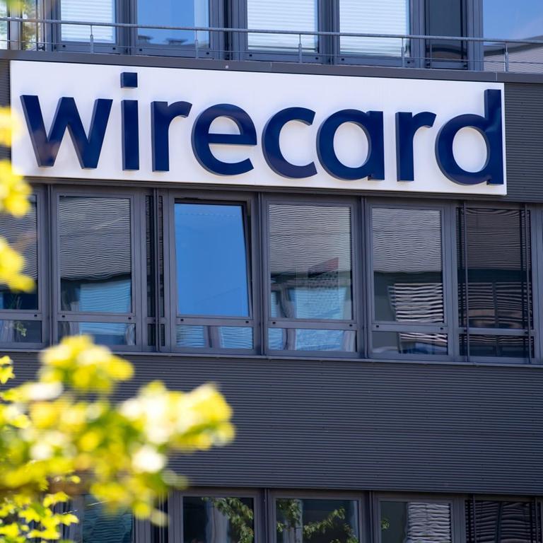 Der Schriftzug von Wirecard ist an der Firmenzentrale des Zahlungsdienstleisters in Aschheim in Bayern zu sehen