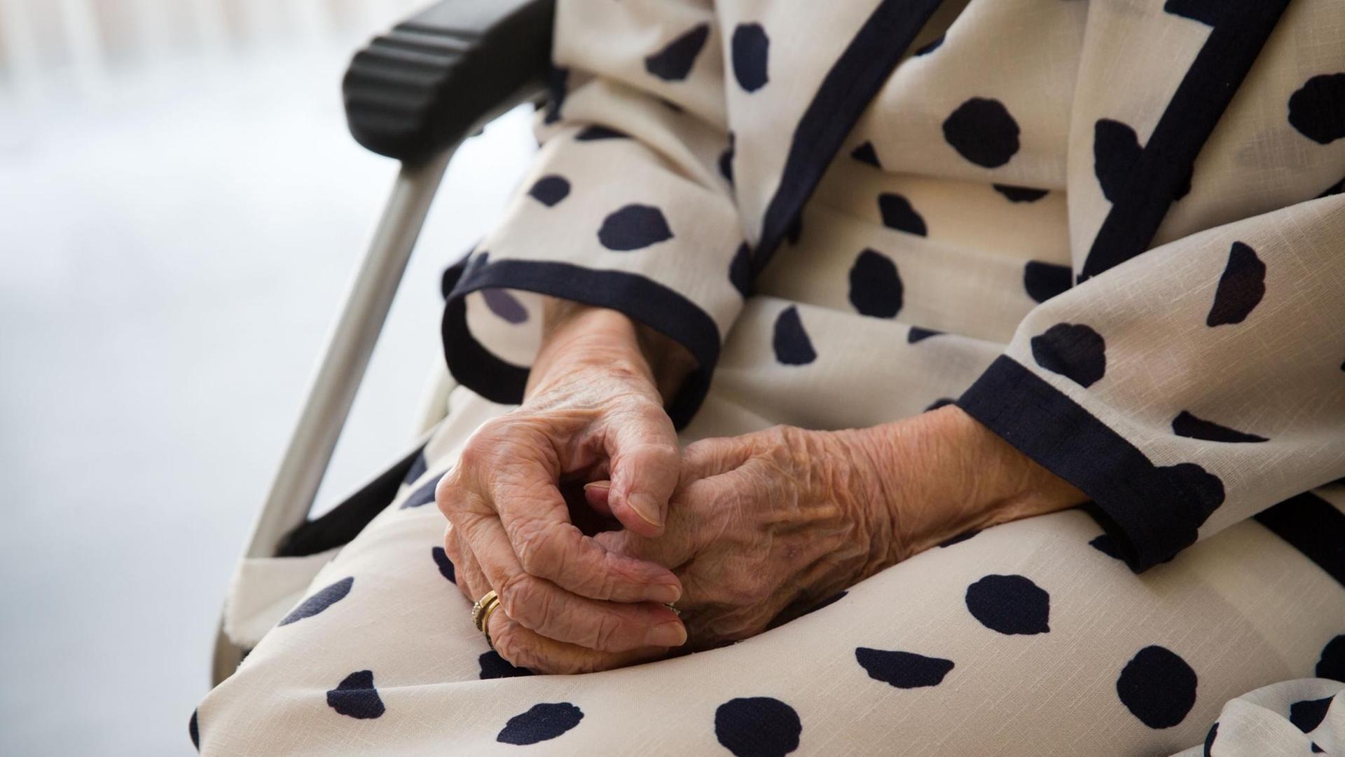 Eine Bewohnerin sitzt am 05.06.2014 in Neu-Isenburg (Hessen) im Altenpflegeheim "Am Erlenbruch" im Rollstuhl in ihrem Zimmer.