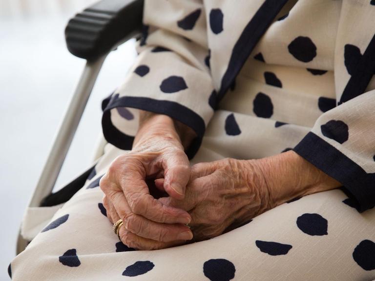 Eine Bewohnerin sitzt am 05.06.2014 in Neu-Isenburg (Hessen) im Altenpflegeheim "Am Erlenbruch" im Rollstuhl in ihrem Zimmer.
