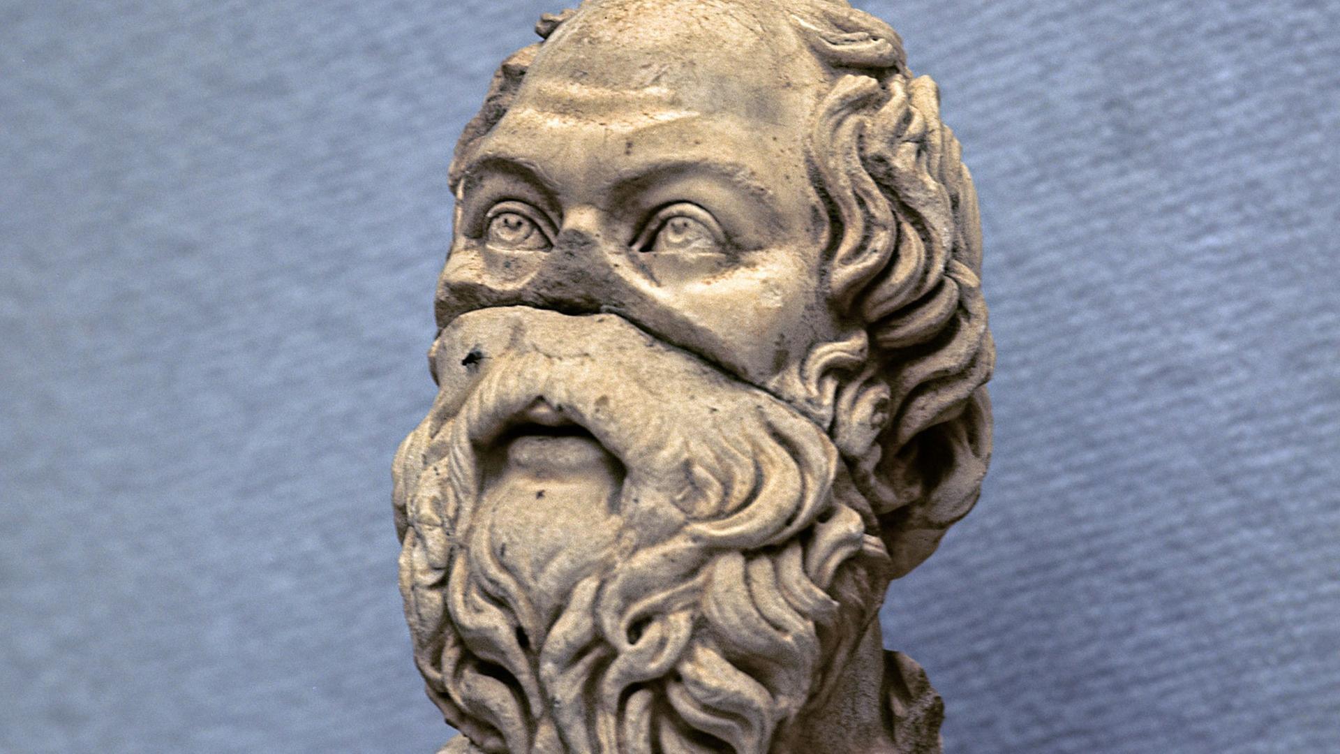 Eine Büste des antiken griechischen Philosophen Sokrates (um 470 v. Chr. bis 399 v. Chr.) im Museum von Selcuk (Türkei). Sokrates war mit Xanthippe verheiratet und wurde wegen der Einführung neuer Götter und Verführung der Jugend zum Tode durch den Schierlingsbecher (Giftbecher) verurteilt. Da Sokrates seine Lehre ausschließlich mündlich verbreitete, gibt es nur sekundäre Quellen, z. B. seiner Schüler, über seine Philosophie