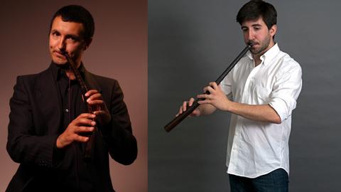 das Bild ist zweigeteilt, auf der linken und auf der rechten Seite sind Bläser dargestellt, die auf einem leicht gebogenen dunklen Holzblasinstrument spielen. Der linke Musiker trägt ein dunkles Jacket, der Musiker auf der rechten Seite ein weißes Hemd und Bart. Beide haben dunkle kurze Haare.