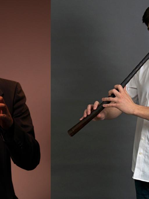 das Bild ist zweigeteilt, auf der linken und auf der rechten Seite sind Bläser dargestellt, die auf einem leicht gebogenen dunklen Holzblasinstrument spielen. Der linke Musiker trägt ein dunkles Jacket, der Musiker auf der rechten Seite ein weißes Hemd und Bart. Beide haben dunkle kurze Haare.