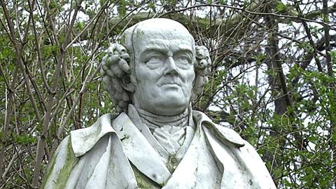 Das Denkmal von Samuel Hahnemann im Schloßpark von Köthen (Sachsen-Anhalt). Hahnemann, der als der Begründer der Homöopathie gilt, wohnte hier von 1821 bis 1835.