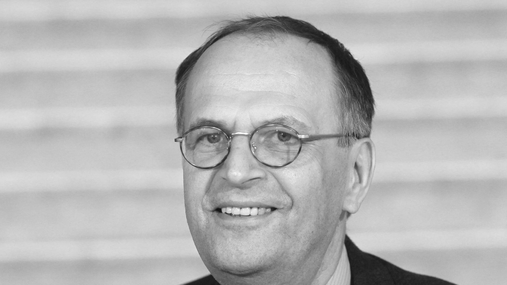 Dr. Reinhard Höppner (SPD), ehemaliger Ministerpräsident von Sachsen-Anhalt, aufgenommen am Mittwoch (27.10.2010) in der Staatskanzlei Magdeburg.