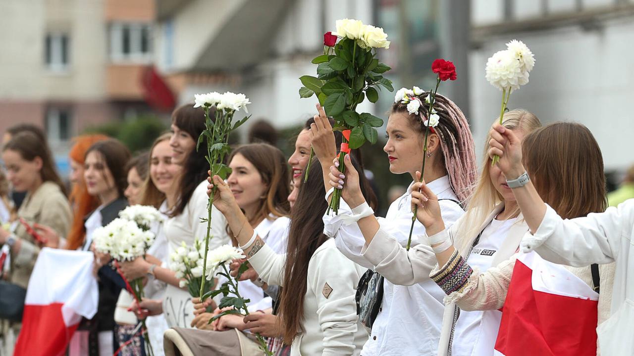 Frauen halten Blumen als Protest in die Luft bei einer Demonstration in der belarussischen Hauptstadt Minsk, am 22. August 2020.