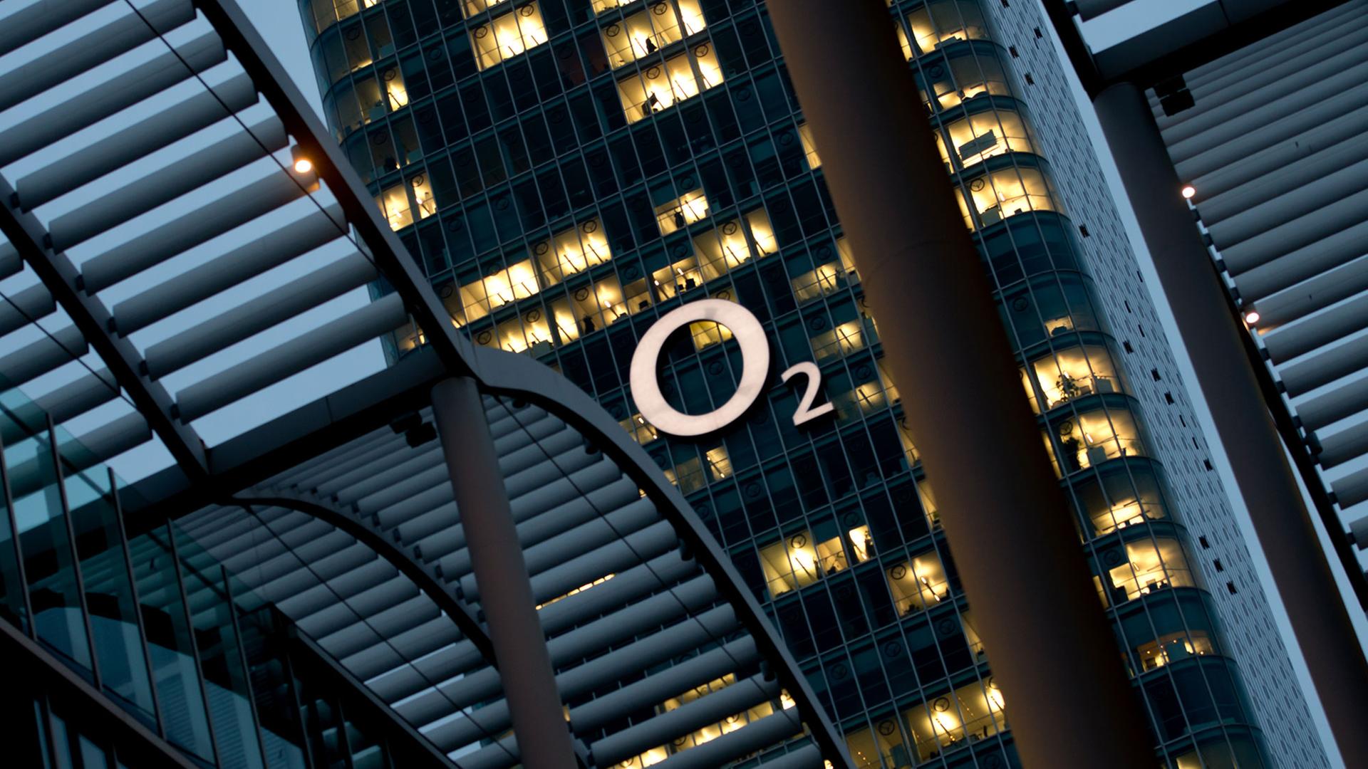 Das O2-Logo an einem Hochhaus.