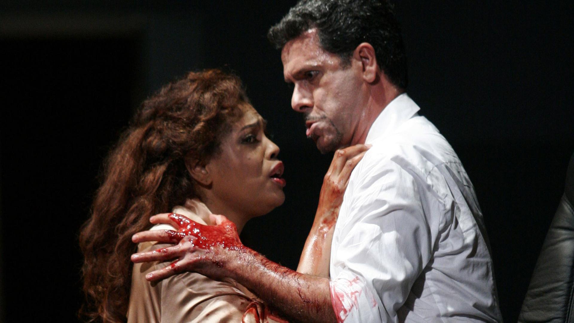 Marquita Lister als Lady Macbeth und Lucio Gallo als Macbeth in einer Szene der gleichnamigen Oper von Giuseppe Verdi, die in der Inszenierung von Philipp Himmelmann am 3.10.2005 an der Semperoper Dresden Premiere hatte (Foto von der Probe am 29.09.2005).
