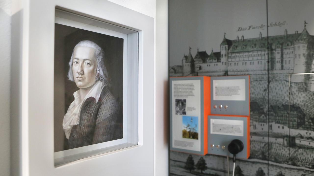 Ausstellungsdetail mit einem Pastell von Franz Carl Hiemer, das den 22-jährigen Friedrich Hölderlin zeigt.