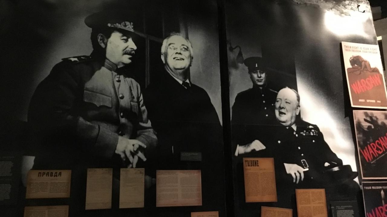 Roosevelt, Churchill und Stalin im Museum des Warschauer Aufstands