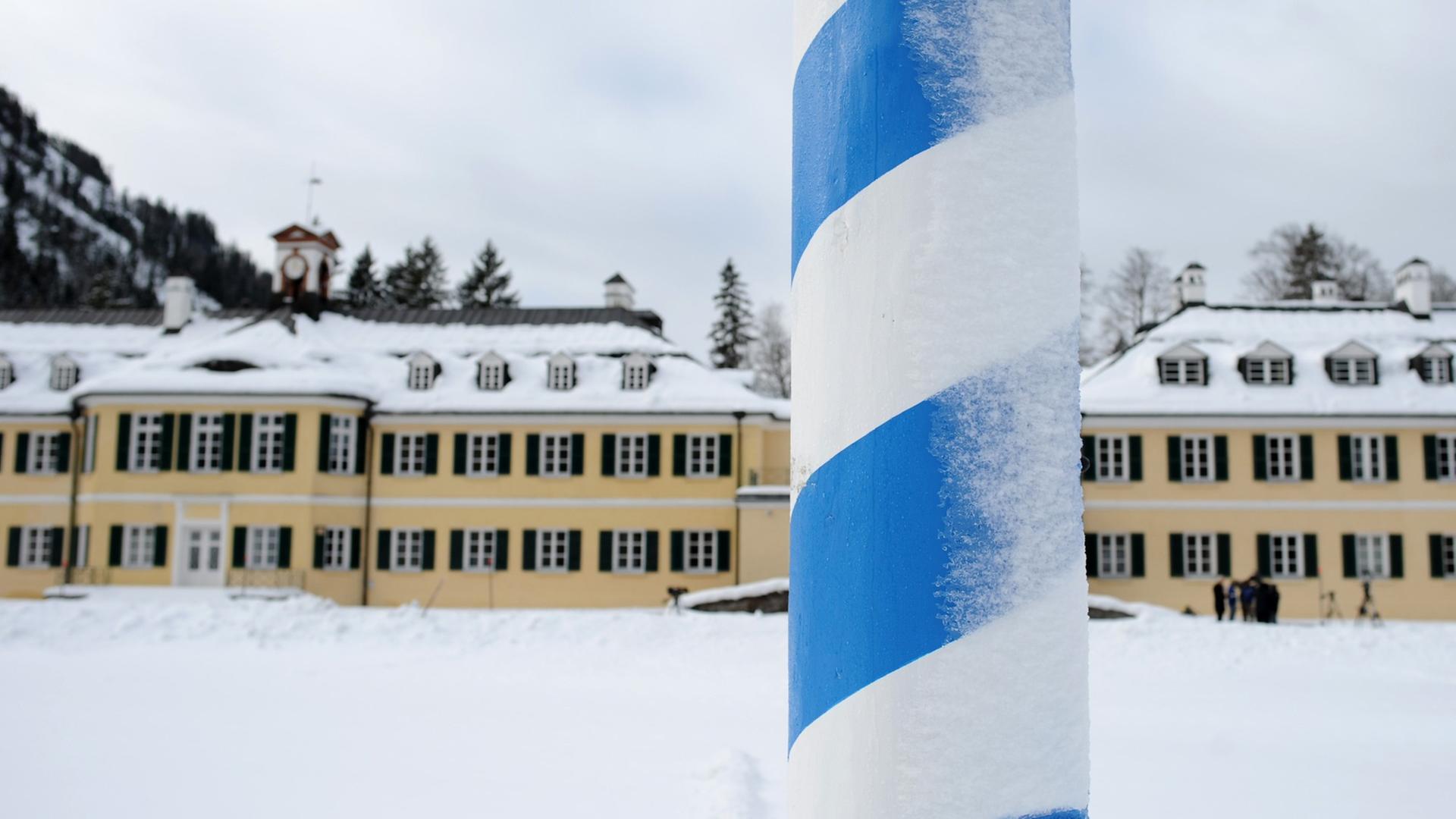 Schnee liegt vor Beginn der traditionellen CSU-Winterklausur vor dem Tagungshaus der Hanns-Seidel-Stiftung in Wildbad Kreuth (Bayern). Im Vordergrund ein Pfeiler mit blau-weißem Papier verkleidet.