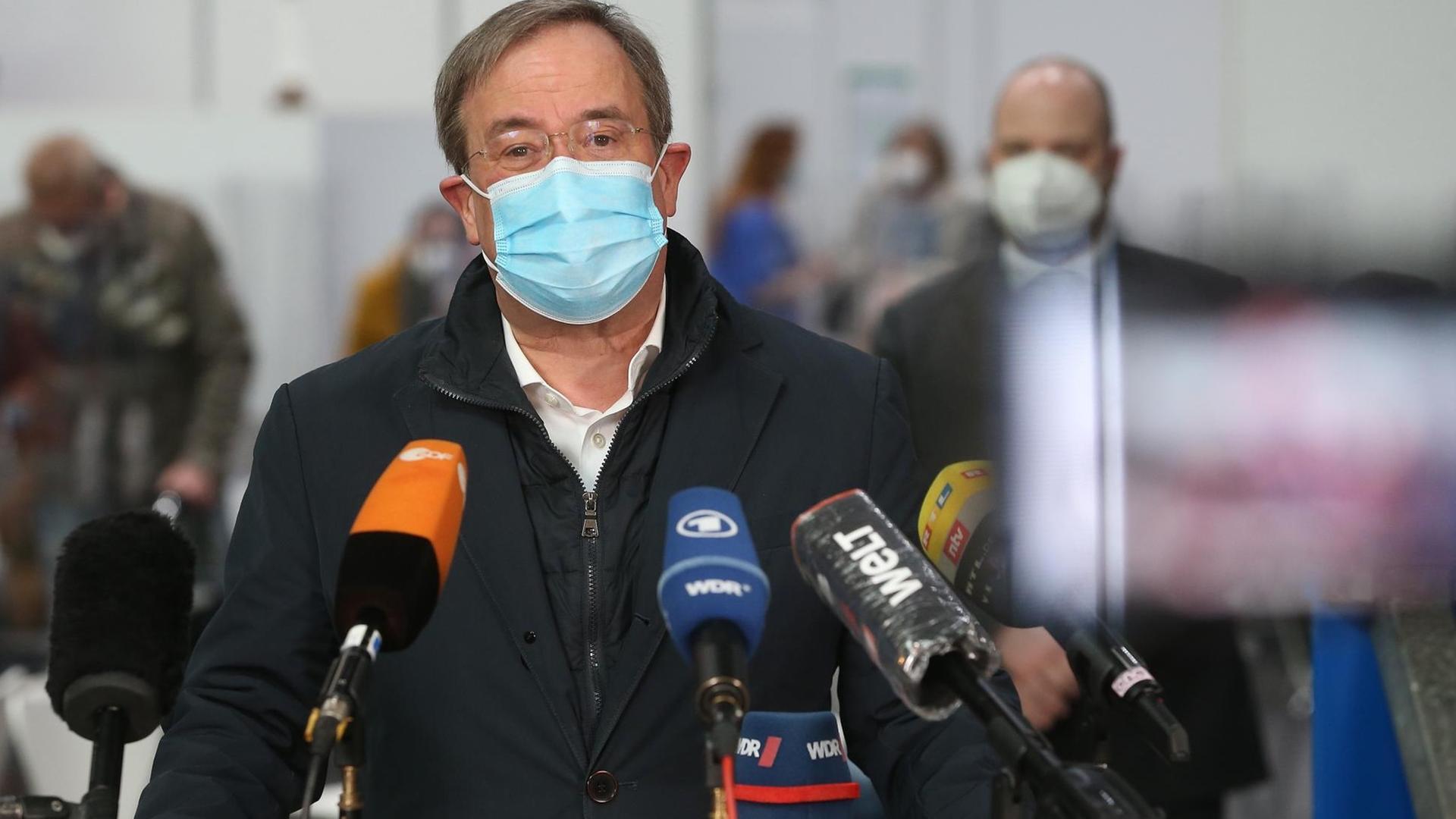 Armin Laschet, Ministerpräsident von Nordrhein-Westfalen, spricht während einer Pressekonferenz im Aachener Impfzentrum.