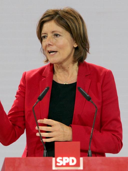 Die rheinland-pfälzische Ministerpräsidentin Malu Dreyer (SPD) spricht am 11.10.2015 auf dem Perspektivenkongress der SPD in der Coface Arena in Mainz (Rheinland-Pfalz).