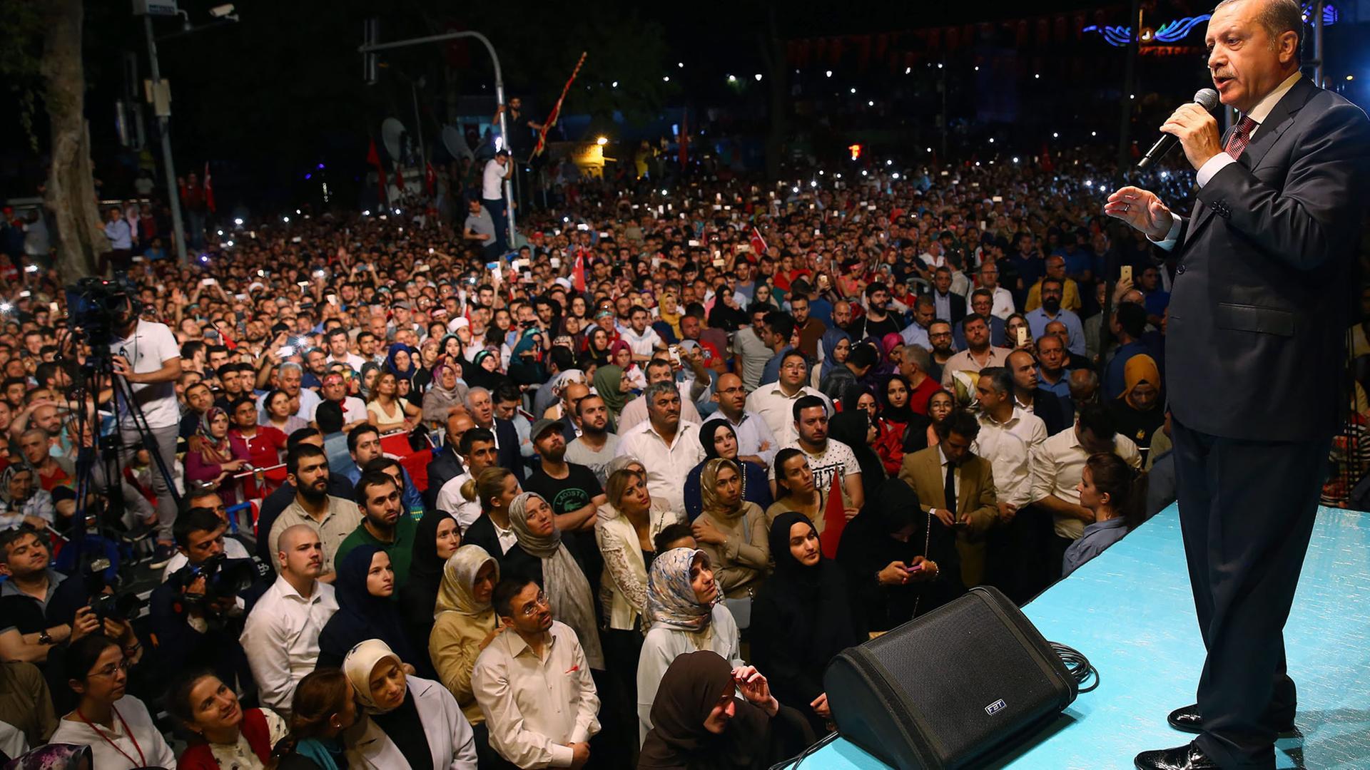 Der türkische Präsident Recep Tayyip Erdogan spricht in der Nacht des 18. Juli 2016 in Istanbul.