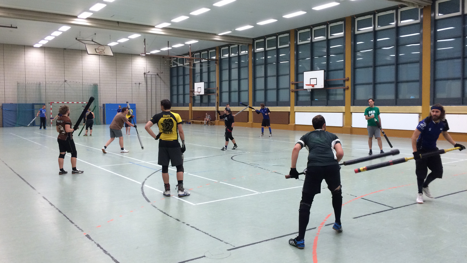 Sporthalle in Berlin-Schöneberg: Männer, die juggern