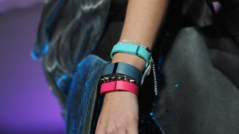 Ein Model zeigt auf der Elektronik-Messe CES (Consumer Electronics Show) das Fitness-Armbad Fitbit.