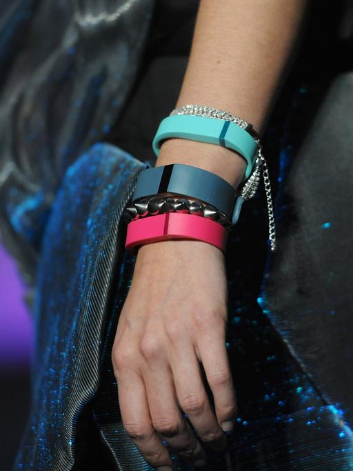 Ein Model zeigt auf der Elektronik-Messe CES (Consumer Electronics Show) das Fitness-Armbad Fitbit.