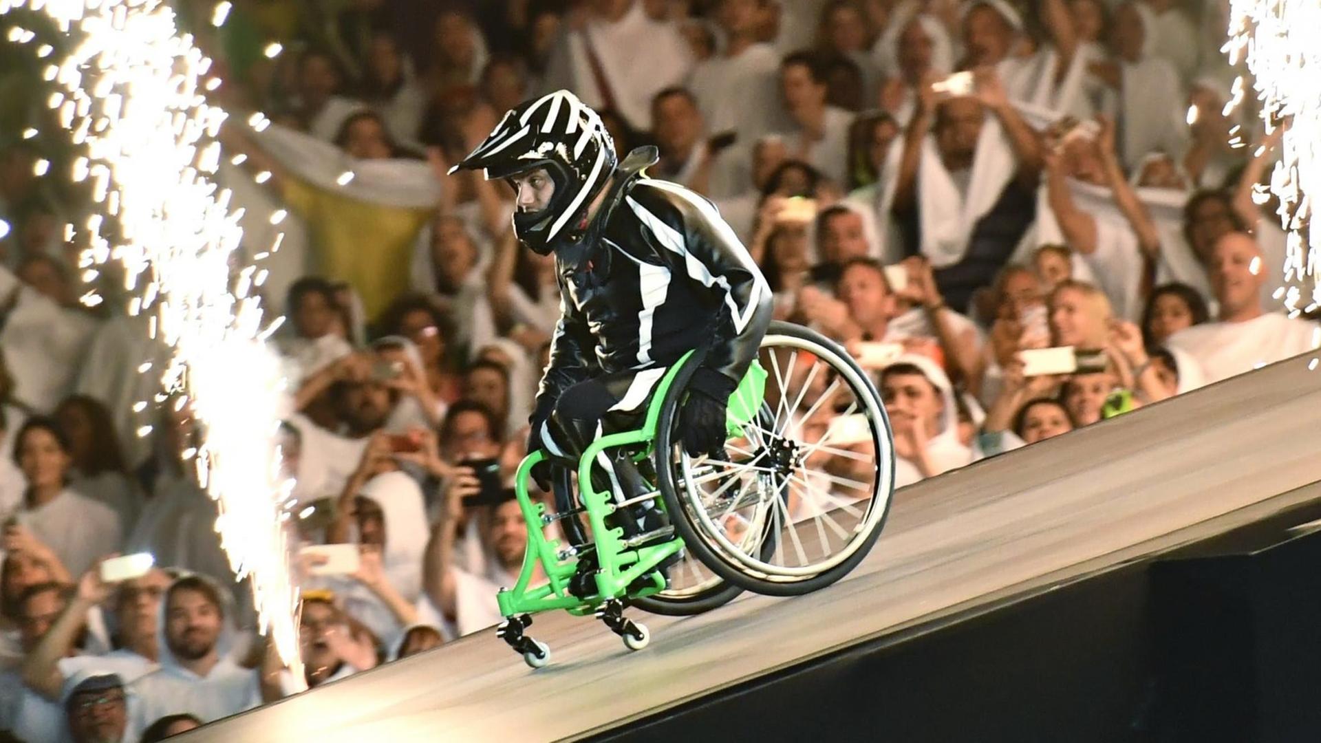 Das Bild zeigt einen Rollstuhlfahrer mit Helm auf einer Rampe bei der Eröffnungsfeier der Paralympics in Rio de Janeiro.