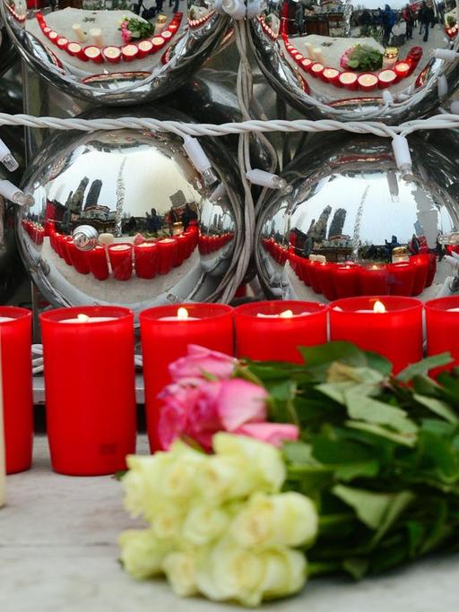 Zahlreiche Bürger haben am Anschlagsort nahe der Berliner Gedächtniskirche Kerzen und Blumen niedergelegt.
