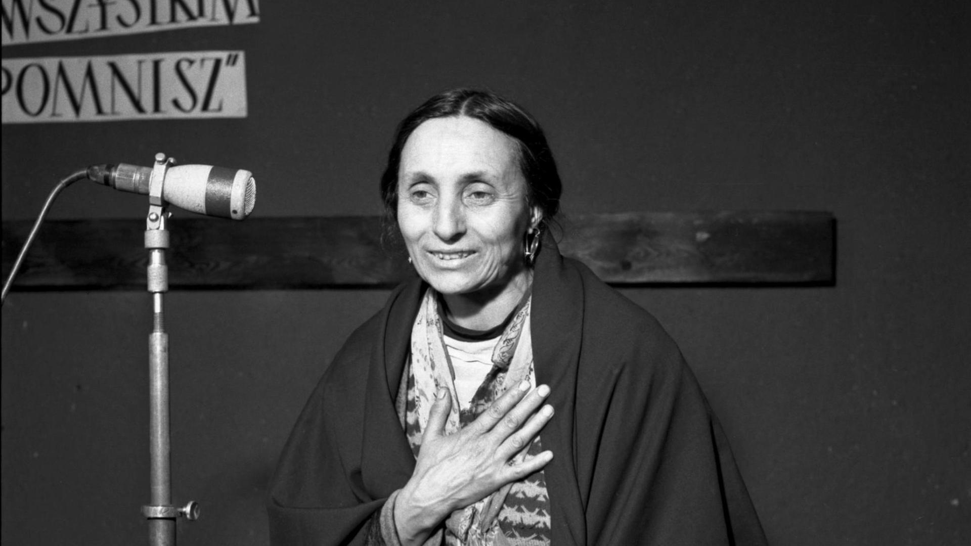 Historische Fotografie der polnischen Roma-Lyrikerin Bronisława Wajs, bekannt als Papusza, auf einer Bühne.