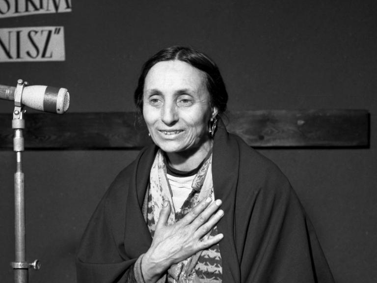 Historische Fotografie der polnischen Roma-Lyrikerin Bronisława Wajs, bekannt als Papusza, auf einer Bühne.