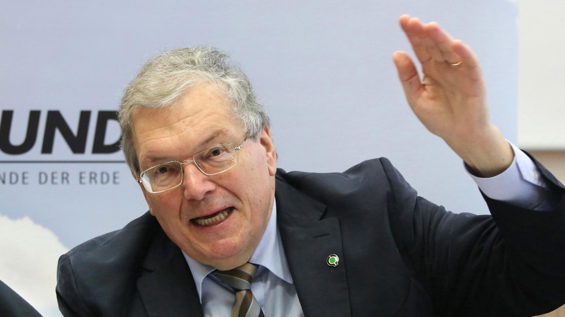 Der Vorsitzende der Organisation Bund für Umwelt und Naturschutz Deutschland, Hubert Weiger, bei einer Pressekonferenz in Berlin. Er hebt den linken Arm.