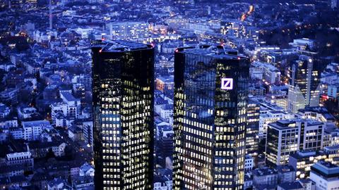 Das Foto von Februar 2018 zeigt die Türme der Deutschen Bank in Frankfurt am Main.