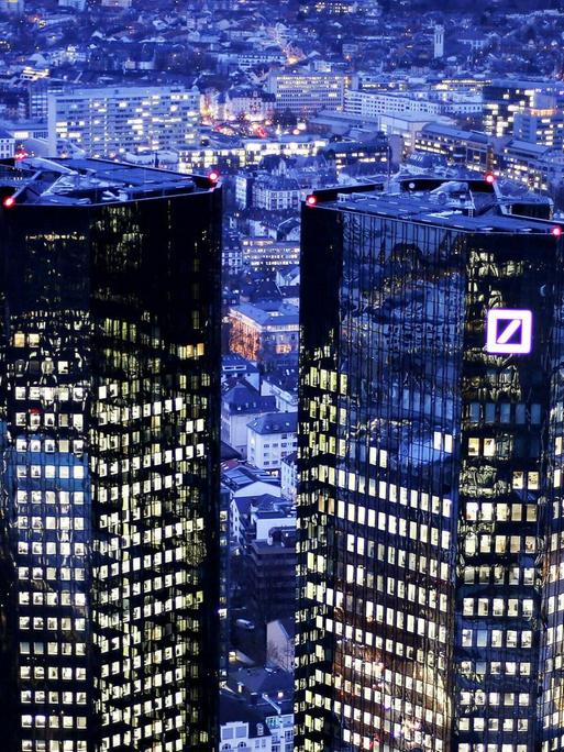 Das Foto von Februar 2018 zeigt die Türme der Deutschen Bank in Frankfurt am Main.
