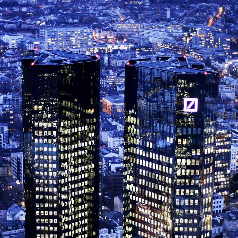 Das Foto von Februar 2018 zeigt die Türme der Deutschen Bank in Frankfurt am Main.